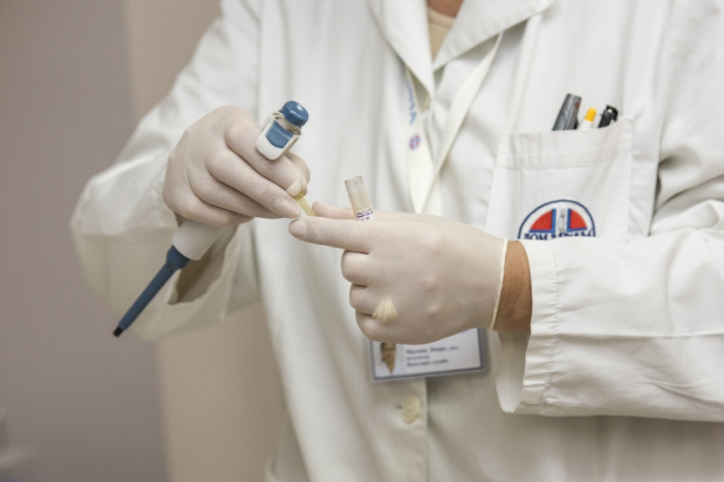 prothesiste-GUILLAUMES-min_person-white-care-medicine-health-laboratory-917211-pxhere.com